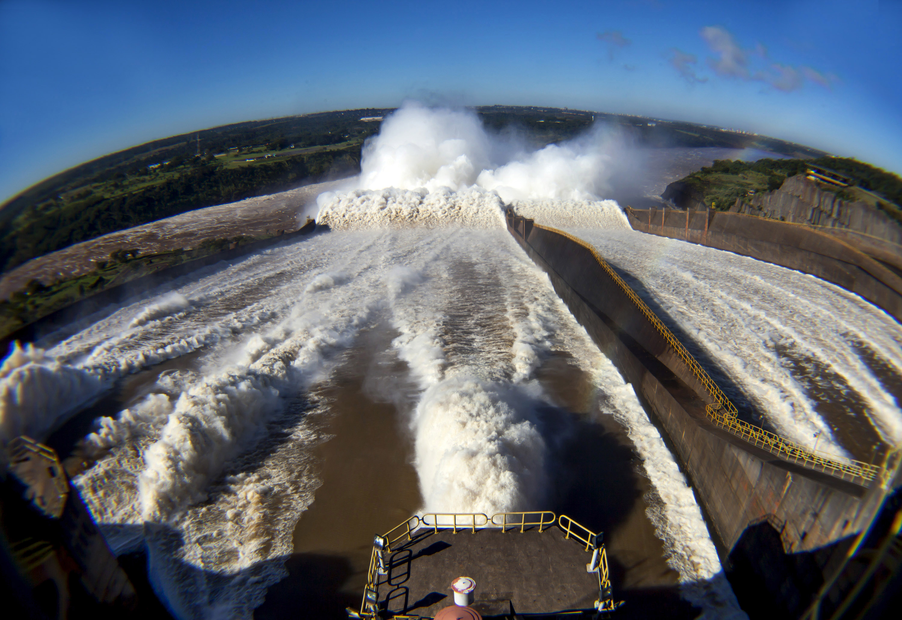 vertedouro_itaipu.jpg